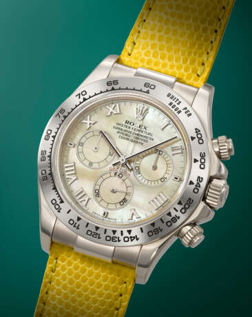 ROLEX. A RARE AND VIBRANT 18K WHITE GOLD AUTOMATIC CHRONOGRAPH WRISTWATCH WITH YELLOW MOTHER-OF-PEARL DIAL - photo 2