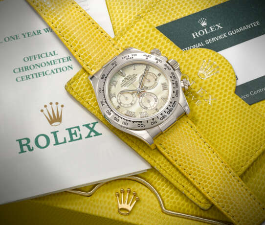 ROLEX. A RARE AND VIBRANT 18K WHITE GOLD AUTOMATIC CHRONOGRAPH WRISTWATCH WITH YELLOW MOTHER-OF-PEARL DIAL - photo 3