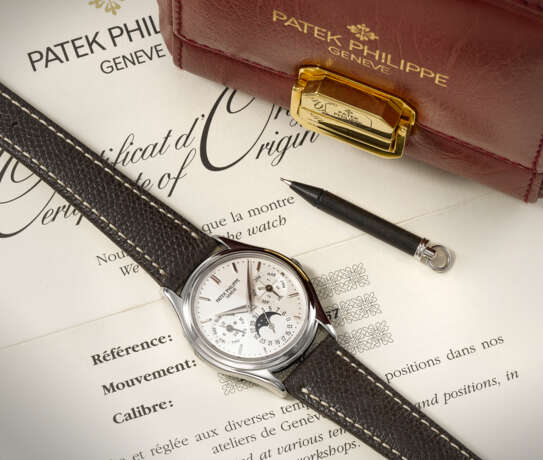 PATEK PHILIPPE. A VERY RARE AND ELEGANT PLATINUM AUTOMATIC PERPETUAL CALENDAR WRISTWATCH WITH MOON PHASES, 24-HOUR, AND LEAP YEAR INDICATION - фото 3