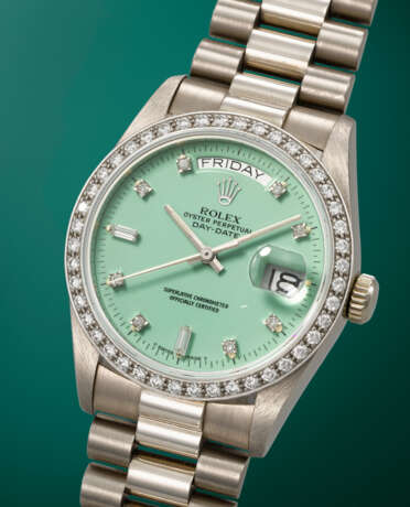 ROLEX. AN EXTREMELY RARE AND VIBRANT 18K WHITE GOLD AND DIAMOND-SET AUTOMATIC WRISTWATCH WITH SWEEP CENTRE SECONDS, DAY, DATE, BABY GREEN LACQUERED `STELLA` DIAL AND BRACELET - photo 2