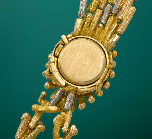 PATEK PHILIPPE. A POSSIBLY UNIQUE, HIGHLY ATTRACTIVE AND UNUSUAL THREE COLOUR GOLD AND PEARL-SET PENDANT WATCH WITH CONCEALED DIAL, DESIGNED BY GILBERT ALBERT - photo 3