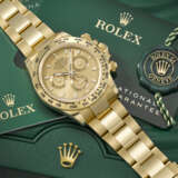 ROLEX. AN ATTRACTIVE AND COVETED 18K GOLD AUTOMATIC CHRONOGRAPH WRISTWATCH WITH BRACELET - photo 3