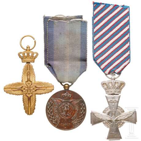 Zwei Auszeichnungskreuze und eine Verdienstmedaille der Luftwaffe, Griechenland, 1945 - 1960 - photo 1