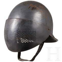 Stahlhelm mit Schutzvisier für Kampfwagenbesatzungen, sog. "Reina Elisabeth"