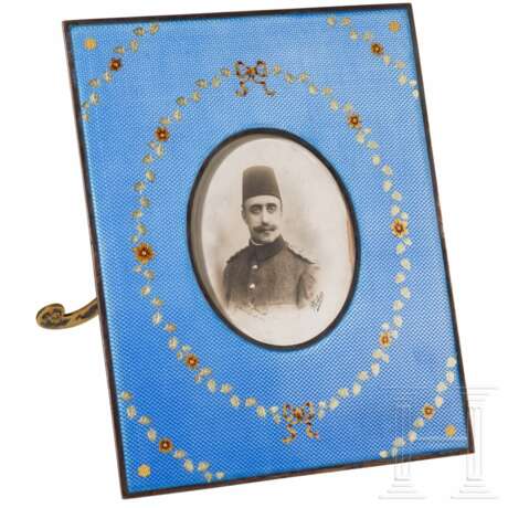 Prinz Yusuf Izzeddin Efendi (1857 - 1916) - signiertes Geschenk-Portraitfoto in prunkvollem emaillierten Vermeil-Rahmen, datiert "1327" (1908) - Foto 1