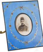 Turkey. Prinz Yusuf Izzeddin Efendi (1857 - 1916) - signiertes Geschenk-Portraitfoto in prunkvollem emaillierten Vermeil-Rahmen, datiert "1327" (1908)