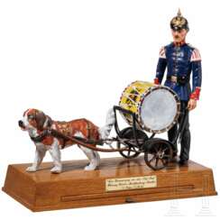 Paukenwagen und Hund, Metallfigur auf Sockel, 20. Jhdt.