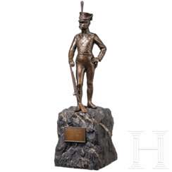 Bronzeskulptur eines Grenadiers als Abschiedsgeschenk des Offizierskorps des Grenadier-Regts. König Karl (5. Württ.) Nr. 123 an einen Major, 1910