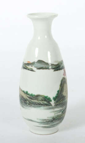 Kleine Vase China, Mitte 20. Jh., Porzellan, Aufgl… - photo 2