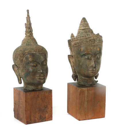 Zwei Buddhaköpfe Thailand, 19./20. Jh., Bronze, Re… - фото 1