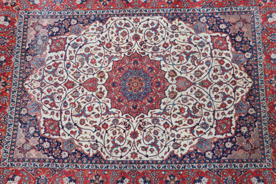 Medaillonteppich mit Spiralranken Persien, Isfahan… - photo 2