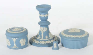 4 Teile Wedgwood England, 20. Jh., matte hellblaue…