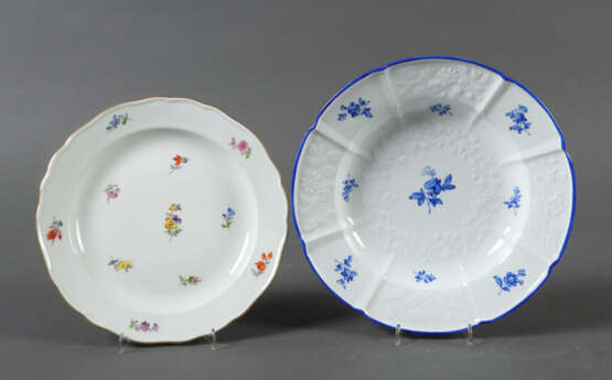 2 Meissen-Teller mit Blumenmalerei 1x 1850-1924 un… - photo 1