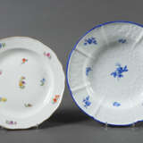 2 Meissen-Teller mit Blumenmalerei 1x 1850-1924 un… - photo 1