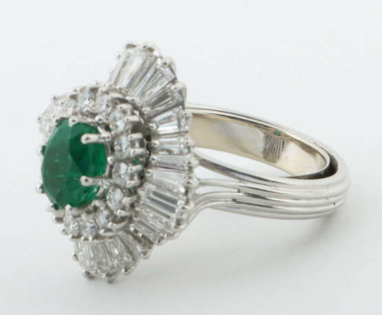 Ring mit Smaragd & Diamanten 1950er Jahre, Platin,… - photo 2