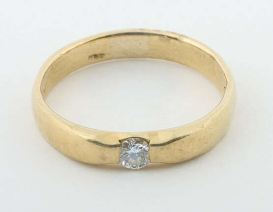 Ring mit Diamant modern, Gelbgold 750, ca. 5,83 g,… - photo 2