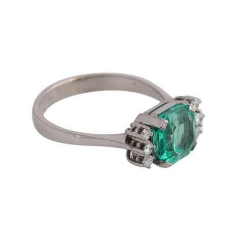 Ring mit einem feinen Smaragd im achteckigen Treppenschliff, ca. 3,25 ct, - photo 2