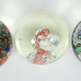 3 variierende Paperweights 2x 20. Jh. und 1x dat. … - photo 2