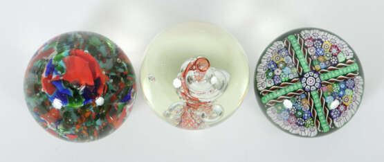 3 variierende Paperweights 2x 20. Jh. und 1x dat. … - photo 2