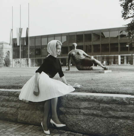 Künstler des 20. Jh. ''Dame vor Landtag in Stuttga… - photo 1