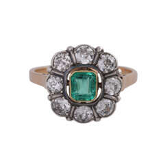 Ring mit 1 Smaragd, achteckig fac. entouriert von 8 Altschliffdiamanten,