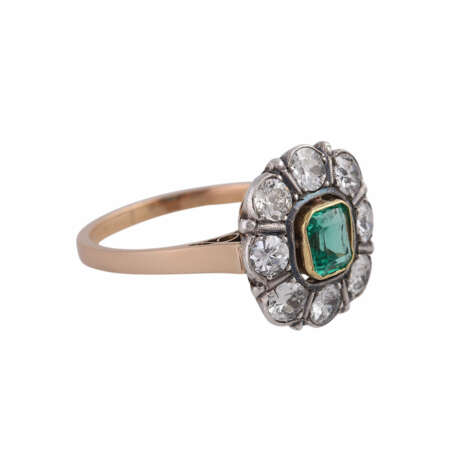 Ring mit 1 Smaragd, achteckig fac. entouriert von 8 Altschliffdiamanten, - Foto 2