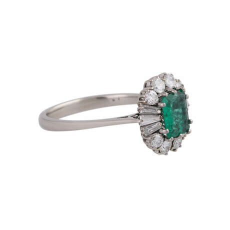 Ring mit Smaragd und Diamanten - photo 2