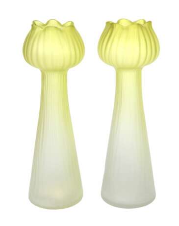 Deux vases Art Nouveau en verre vert Verre Early 20th century - photo 1