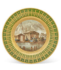 ASSIETTE EN PORCELAINE DE S&#200;VRES PROVENANT DU SERVICE PARTICULIER DE L’EMPEREUR DIT SERVICE DES QUARTIERS G&#201;N&#201;RAUX, REPR&#201;SENTANT L&#39;ENTREVUE ENTRE NAPOL&#201;ON 1ER ET LE TSAR ALEXANDRE 1ER DE RUSSIE