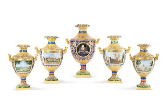 EXCEPTIONNELLE GARNITURE DE CINQ VASES EN PORCELAINE DE LA MANUFACTURE ROYALE BERLIN, K.P.M, VERS 1834 - Foto 1