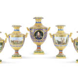 EXCEPTIONNELLE GARNITURE DE CINQ VASES EN PORCELAINE DE LA MANUFACTURE ROYALE BERLIN, K.P.M, VERS 1834 - Foto 1