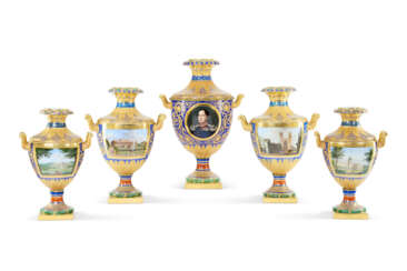 EXCEPTIONNELLE GARNITURE DE CINQ VASES EN PORCELAINE DE LA MANUFACTURE ROYALE BERLIN, K.P.M, VERS 1834