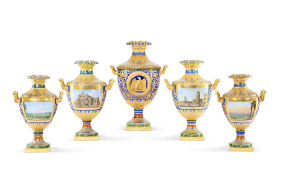 EXCEPTIONNELLE GARNITURE DE CINQ VASES EN PORCELAINE DE LA MANUFACTURE ROYALE BERLIN, K.P.M, VERS 1834 - Foto 2