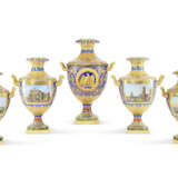 EXCEPTIONNELLE GARNITURE DE CINQ VASES EN PORCELAINE DE LA MANUFACTURE ROYALE BERLIN, K.P.M, VERS 1834 - Foto 2