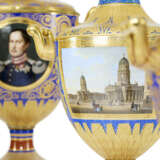 EXCEPTIONNELLE GARNITURE DE CINQ VASES EN PORCELAINE DE LA MANUFACTURE ROYALE BERLIN, K.P.M, VERS 1834 - Foto 4