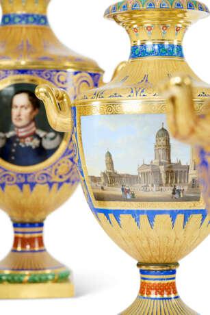 EXCEPTIONNELLE GARNITURE DE CINQ VASES EN PORCELAINE DE LA MANUFACTURE ROYALE BERLIN, K.P.M, VERS 1834 - Foto 4