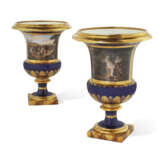 PAIRE DE VASES M&#201;DICIS EN PORCELAINE DURE DE LA MANUFACTURE ROYALE DE S&#200;VRES, 1823, LA PEINTURE PAR JEAN-CHARLES DEVELLY (1783-1862) - Foto 1