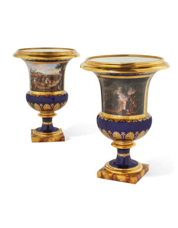 PAIRE DE VASES M&#201;DICIS EN PORCELAINE DURE DE LA MANUFACTURE ROYALE DE S&#200;VRES, 1823, LA PEINTURE PAR JEAN-CHARLES DEVELLY (1783-1862) - Foto 1