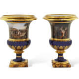 PAIRE DE VASES M&#201;DICIS EN PORCELAINE DURE DE LA MANUFACTURE ROYALE DE S&#200;VRES, 1823, LA PEINTURE PAR JEAN-CHARLES DEVELLY (1783-1862) - Foto 2