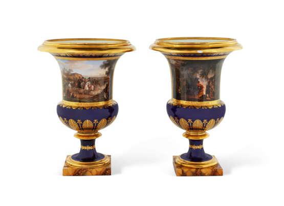 PAIRE DE VASES M&#201;DICIS EN PORCELAINE DURE DE LA MANUFACTURE ROYALE DE S&#200;VRES, 1823, LA PEINTURE PAR JEAN-CHARLES DEVELLY (1783-1862) - Foto 2