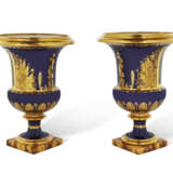 PAIRE DE VASES M&#201;DICIS EN PORCELAINE DURE DE LA MANUFACTURE ROYALE DE S&#200;VRES, 1823, LA PEINTURE PAR JEAN-CHARLES DEVELLY (1783-1862) - Foto 3