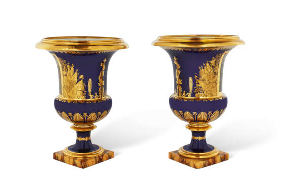 PAIRE DE VASES M&#201;DICIS EN PORCELAINE DURE DE LA MANUFACTURE ROYALE DE S&#200;VRES, 1823, LA PEINTURE PAR JEAN-CHARLES DEVELLY (1783-1862) - Foto 3