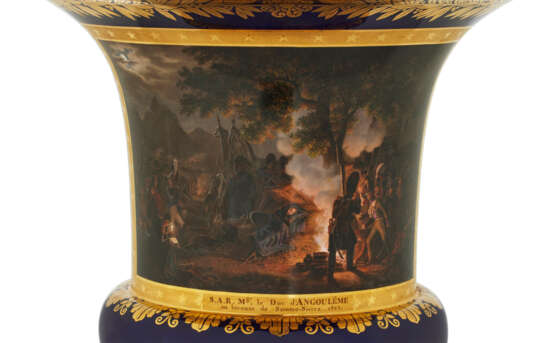 PAIRE DE VASES M&#201;DICIS EN PORCELAINE DURE DE LA MANUFACTURE ROYALE DE S&#200;VRES, 1823, LA PEINTURE PAR JEAN-CHARLES DEVELLY (1783-1862) - Foto 4