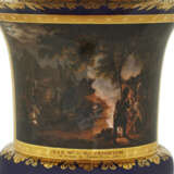 PAIRE DE VASES M&#201;DICIS EN PORCELAINE DURE DE LA MANUFACTURE ROYALE DE S&#200;VRES, 1823, LA PEINTURE PAR JEAN-CHARLES DEVELLY (1783-1862) - Foto 4