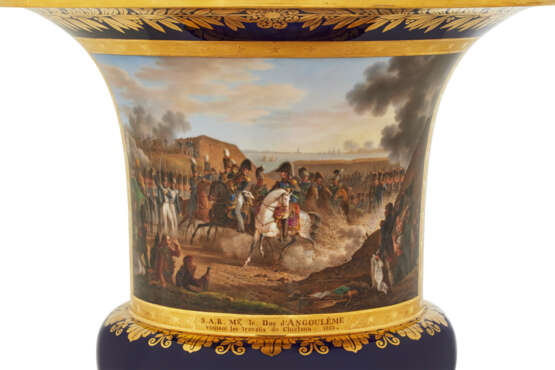 PAIRE DE VASES M&#201;DICIS EN PORCELAINE DURE DE LA MANUFACTURE ROYALE DE S&#200;VRES, 1823, LA PEINTURE PAR JEAN-CHARLES DEVELLY (1783-1862) - Foto 5