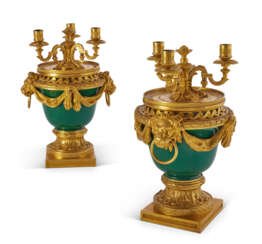 PAIRE DE VASE-CLOCHES DIT &#39;VASES DULAC&#39; D&#39;&#201;POQUE LOUIS XVI