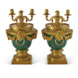 PAIRE DE VASE-CLOCHES DIT `VASES DULAC` D`&#201;POQUE LOUIS XVI - photo 2