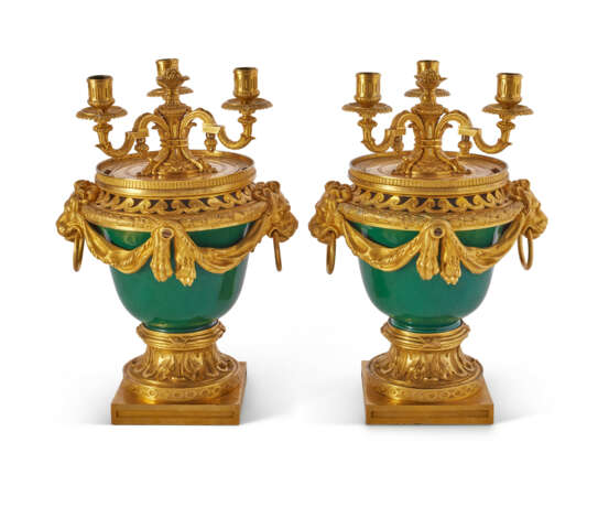 PAIRE DE VASE-CLOCHES DIT `VASES DULAC` D`&#201;POQUE LOUIS XVI - photo 3