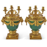 PAIRE DE VASE-CLOCHES DIT `VASES DULAC` D`&#201;POQUE LOUIS XVI - photo 3