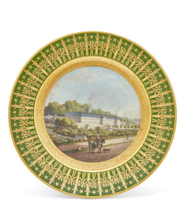 ASSIETTE &#192; DESSERT DU SERVICE PARTICULIER DE L`EMPEREUR DIT SERVICE DES QUARTIERS G&#201;N&#201;RAUX EN PORCELAINE DE S&#200;VRES D`&#201;POQUE EMPIRE, REPR&#201;SENTANT LA MANUFACTURE DE PORCELAINE DE S&#200;VRES - Foto 1